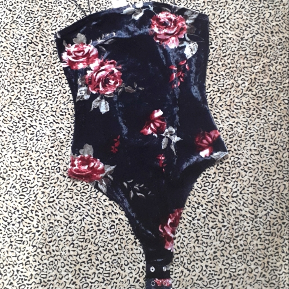 *SOLD* FLORAL VELEVET BODYSUIT//XS//THONG🔥 - Picture 1 of 5